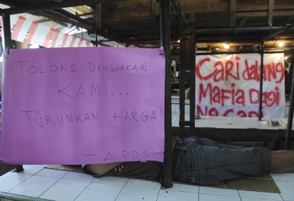 Tuntut turunkan harga, pedagang daging sapi di Senen mogok berjualan