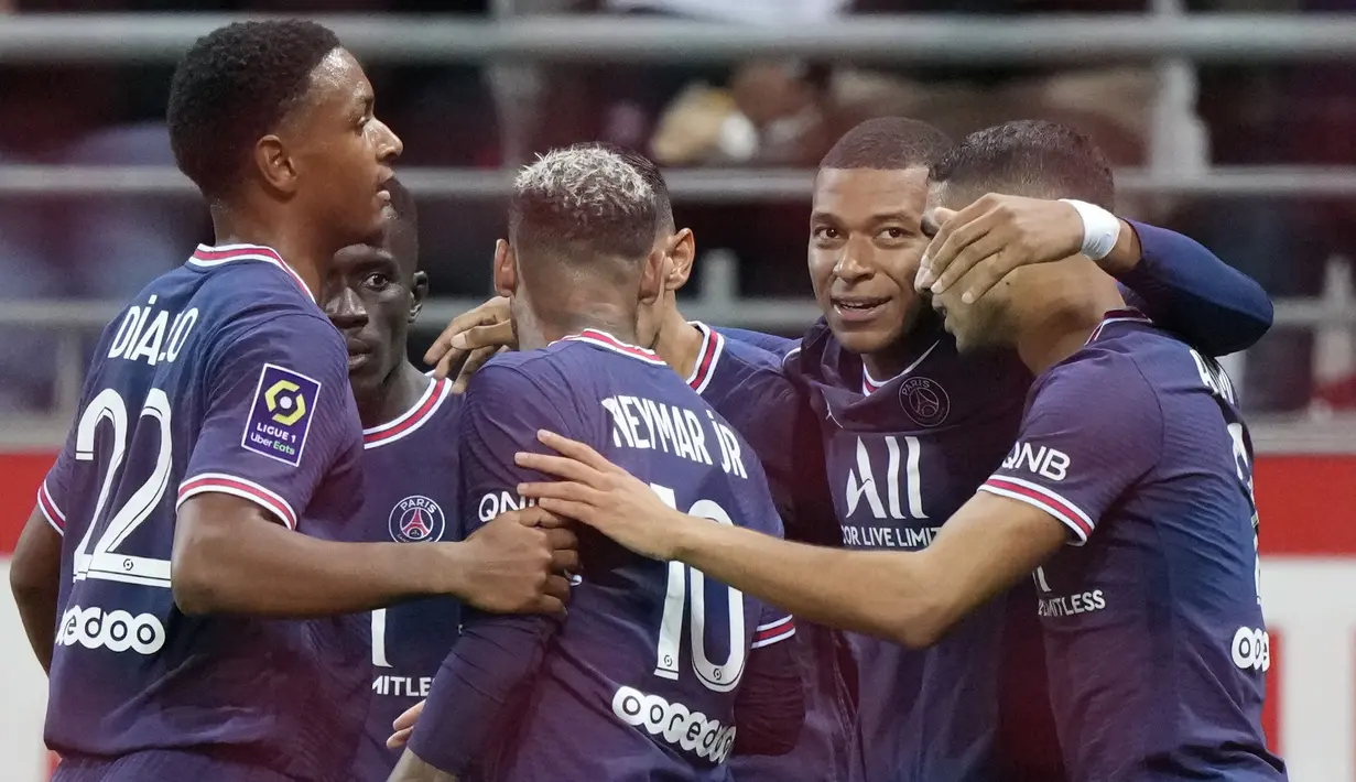 Gol pertama Mbappe tercipta pada menit ke-16. Umpan silang dari Angel Di Maria berhasil ia konversi menjadi tandukan keras yang tak bisa dihalau oleh kiper Reims, Predrag Rajkovic. (Foto: AP/Francois Mori)