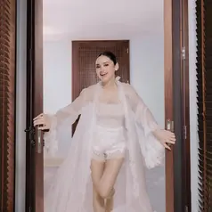 Dalam suasana intimate jelang resepsi pernikahannya di Bali, Syifa tampil manis mengenakan bridal robe bernuansa soft dan feminin yang berbeda dari biasanya. [@hiantjen].