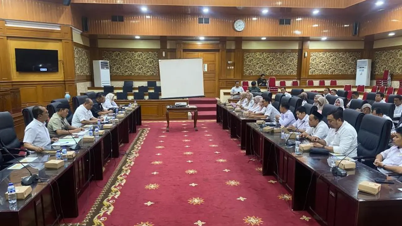 Audiensi DPRD Serang dengan guru honorer. (Antara)
