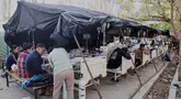 Pasien menerima perawatan di dalam tenda darurat di luar rumah sakit setelah gempa bumi di Labuan Bajo, Provinsi Nusa Tenggara Timur, Indonesia, Sabtu, 15 Agustus 2026. (Foto AP/Firdia Lisnawati)