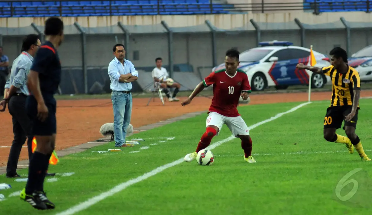 Pemain Timnas Indonesia U-23, Wawan Pebrianto (kedua kanan) mencoba melewati kawalan Kumaahran Sathasivam (Malaysia U-23) saat laga uji coba di Stadion Si Jalak Harupat, Bandung, Kamis (21/5/2015). (Liputan6.com/Helmi Fithriansyah)