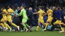 Para pemain Barcelona tergesa-gesa meninggalkan lapangan saat para suporter Espanyol menyerbu lapangan setelah laga pekan ke-34 Liga Spanyol 2022-2023 di Stadion RCDE, Senin (15/5/2023) dini hari WIB. (Photo by Josep LAGO / AFP)