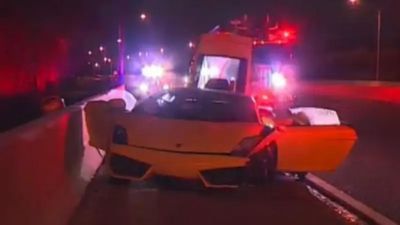 Lamborghini Sewaan Tabrakan, Pengendaranya Kabur Jalan Kaki