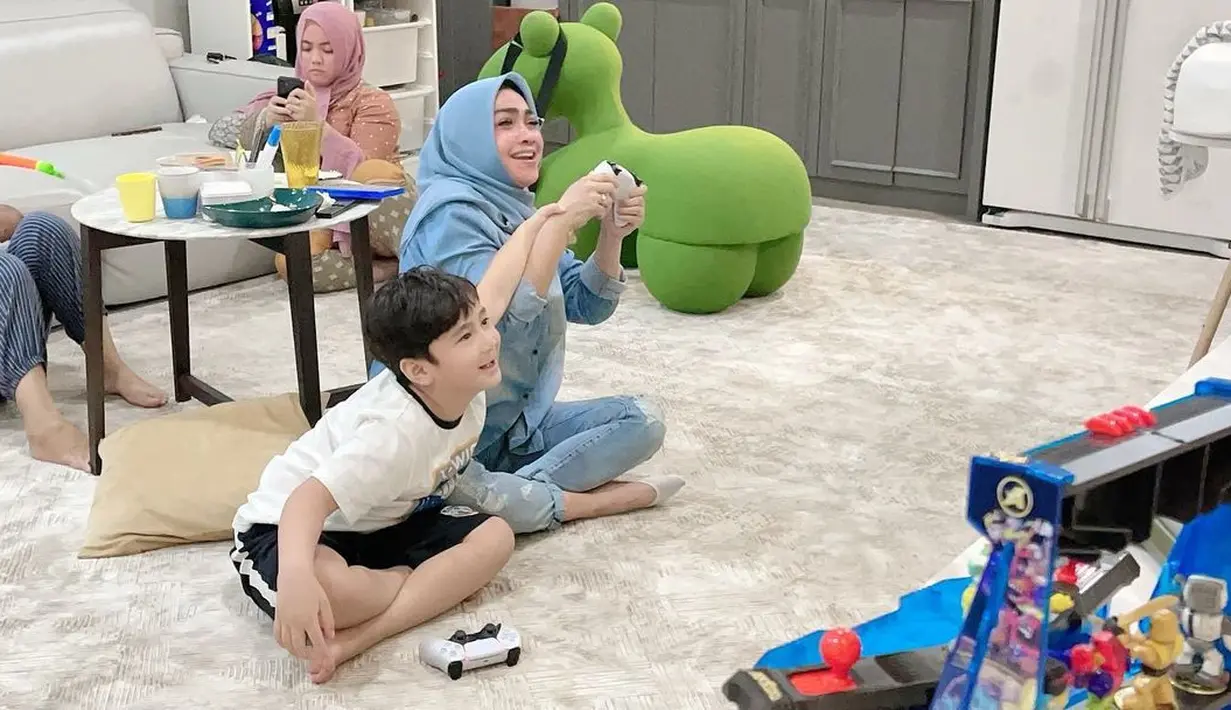 Mama Rieta dan Rafathar (Instagram/rieta_amilia)