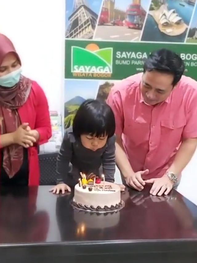 6 Potret Sarni Istri Ivan Fadilla saat Momong Anak, Kerap Tampil Sederhana