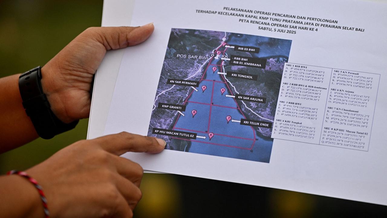 FOTO: Hari Ketiga Pencarian, Tim SAR Sisir Laut Cari 29 Korban KMP Tunu Pratama Jaya