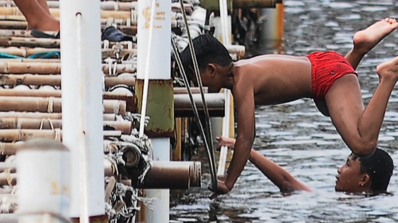FOTO: Minim Pengetahuan akan Bahaya Membuat Anak-Anak Ini Nekat Berenang Tanpa Pengawasan Orang Tua di Area Tanggul Laut Raksasa Muara Baru