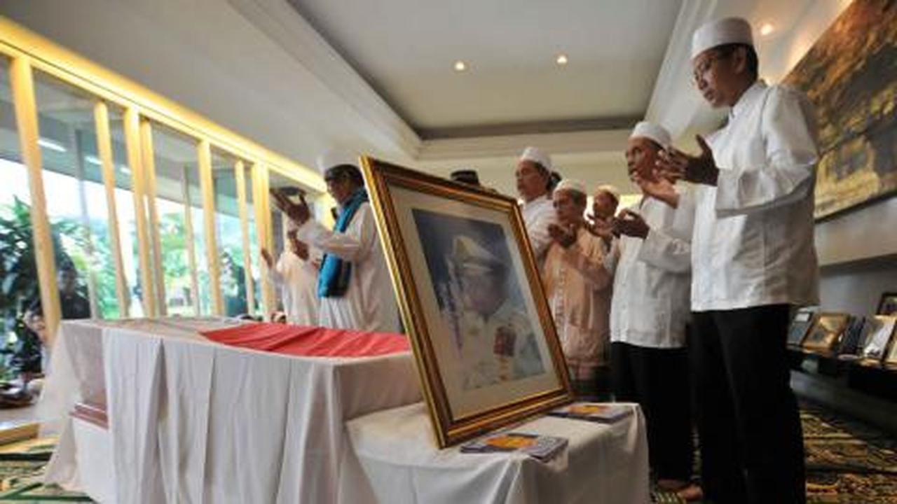  Jenazah Sudomo diserahkan KSAL kepada keluarga