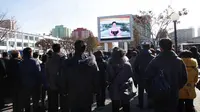 Rakyat Korea Utara menyaksikan siaran televisi yang menayangkan perintah Kim Jong-un untuk meluncurkan rudal Hwasong-15 (AP Photo/Jon Chol Jin)