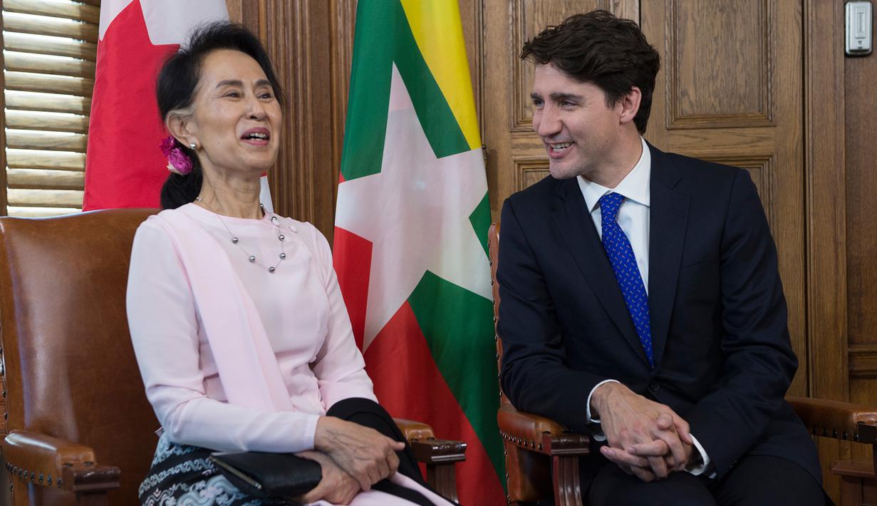 Penasehat negara Myanmar, Aung San Suu Kyi saat berbincang dengan Perdana Menteri Kanada, Justin Trudeau di Ottawa, Ontario, Kanada, (7/6). Pertemuan membahas kerjasama antar kedua negara. (Adrian Wyld/The Canadian Press via AP)