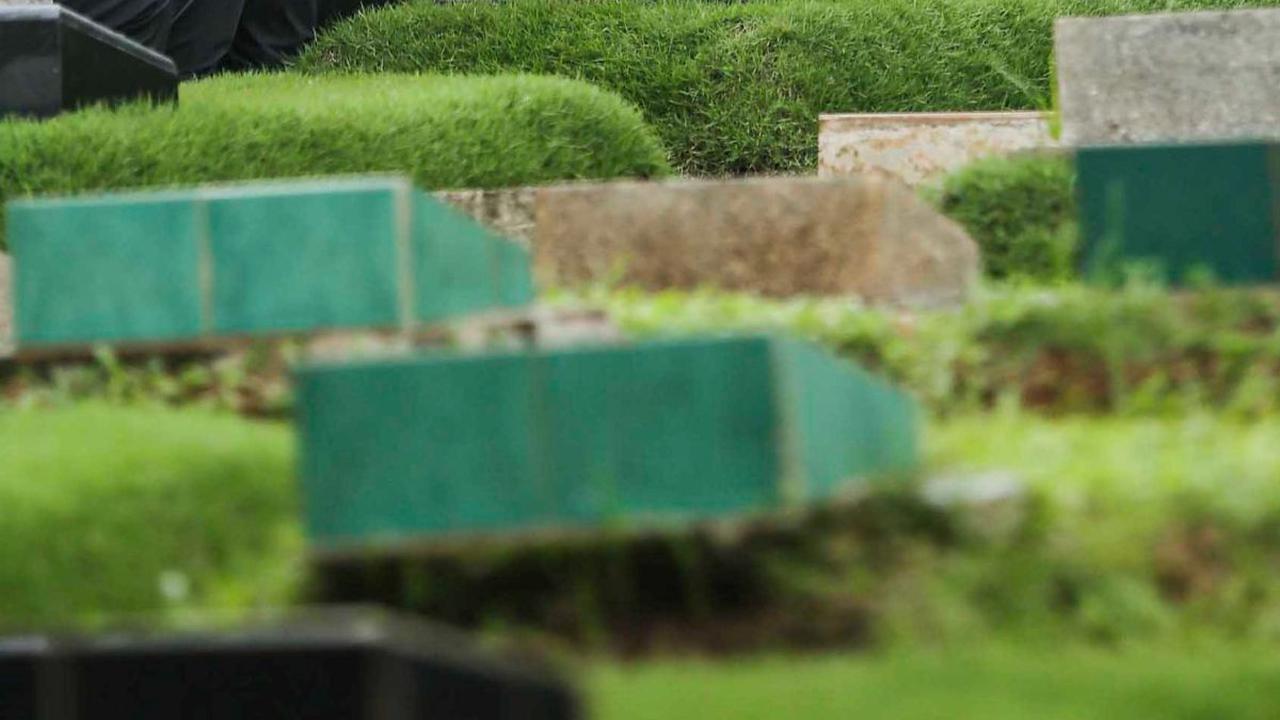 FOTO: Menang Quick Count Pilpres 2024, Prabowo Ziarah ke Makam Ayah dan Ibu