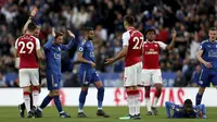 Bek Arsenal, Konstantinos Mavropanos, mendapat kartu merah saat melawan Leicester City pada laga Premier League di Stadion King Power, Kamis (10/5/2018). Leicester City menang 3-1 atas Arsenal. (AP/David Davies)