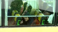 Adam Alis memakai tutup kepala dalam bus saat perjalanan di laga tandang melawan Barito Putera. (Bola.com/Iwan Setiawan)