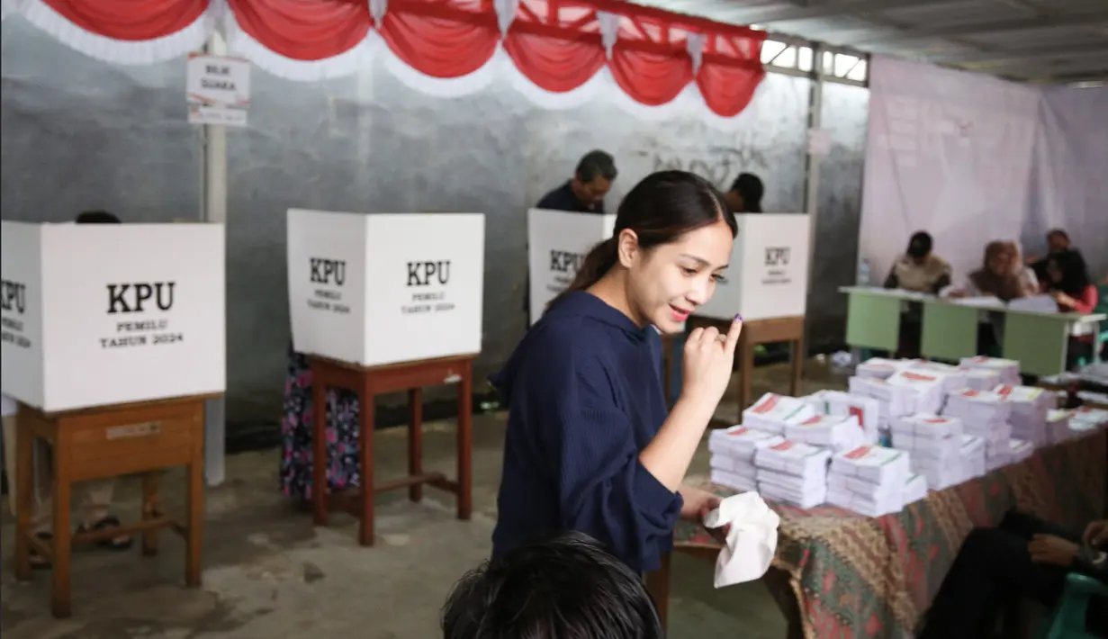 Nagita Slavina juga tampak tampil dengan wajah tanpa makeup. Ia tetap terlihat cantik dan memukau.  [Foto: Bayu Herdi]