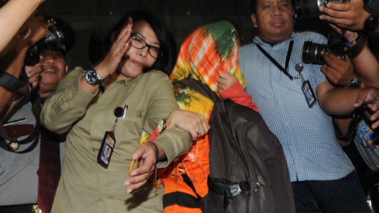 Usai diperiksa KPK, penyuap Dewie Yasin enggan tunjukkan muka
