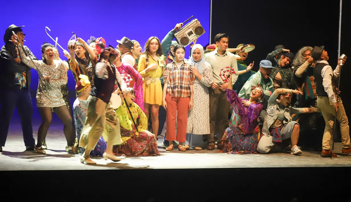 Para pemain Home Sweet Loan The Musical tampil dalam pementasan perdana di Graha Bhakti Budaya, Taman Ismail Marzuki, Jakarta, Rabu (30/9/2026). Pertunjukan tersebut menghadirkan 18 lagu dan koreografi yang menggambarkan dinamika kehidupan masyarakat urban Jakarta. (KLY/Budy Santoso)