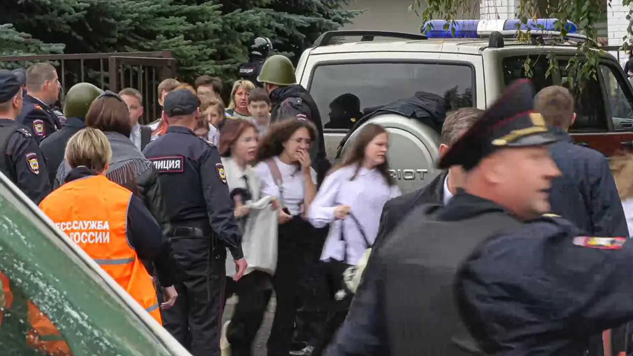 Anak-anak sekolah berlarian ketika terjadi peristiwa penembaan sekolah No. 88 di  Izhevsk, Rusia, Senin, 26 September 26, 2022. 11 Anak-anak tewas. Dok: AP Photo