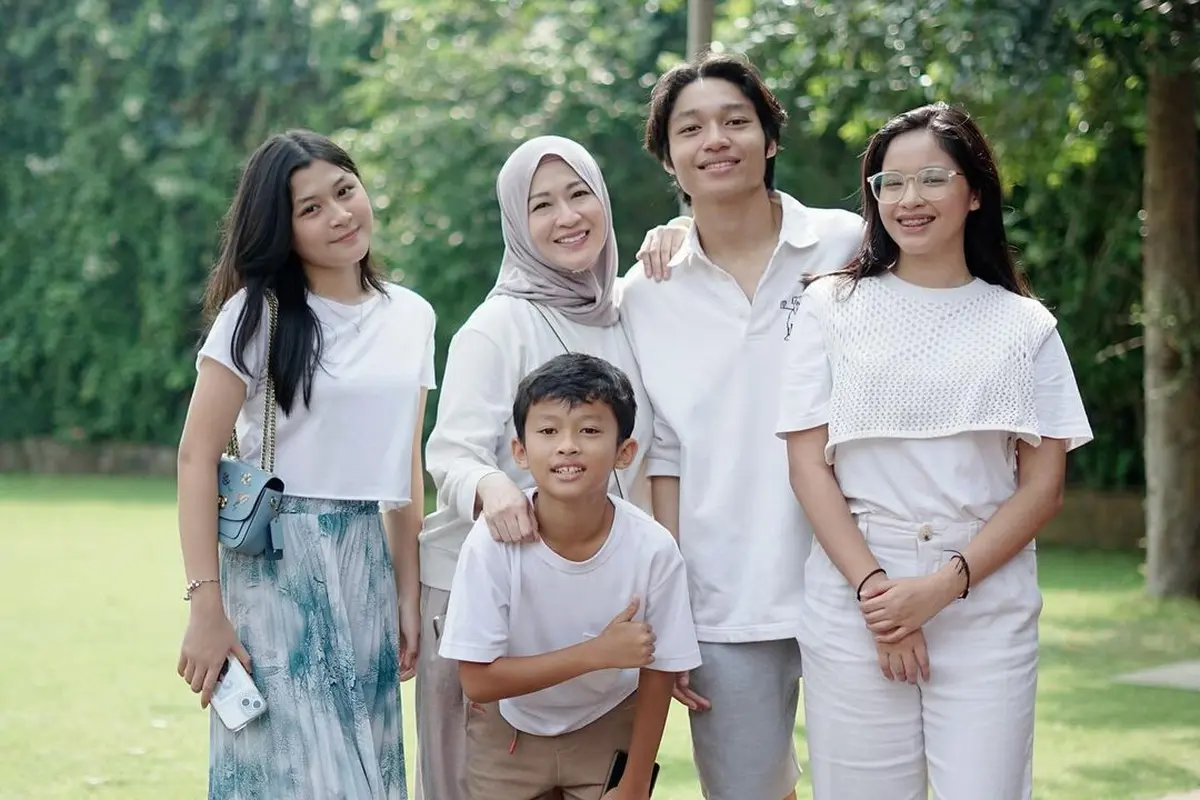 Potret Okie Agustina bersama 4 anaknya yang semakin dewasa (Sumber: Instagram/@okieagustina_)