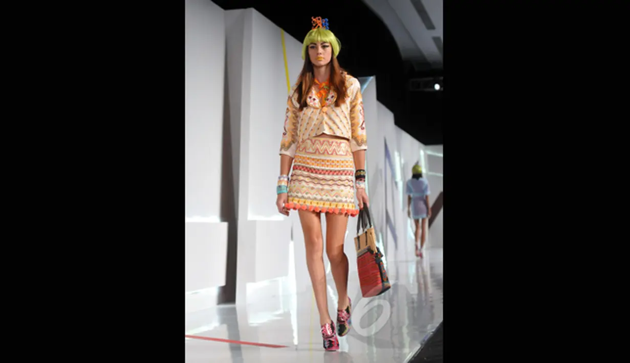 Model berjalan membawakan busana rancangan Lenny Agustin yang bertema Borneo off Beat pada ajang Indonesia Fashion Week 2015 di JCC Senayan, Jakarta, Sabtu (28/2). (Liputan6.com/Panji Diksana)