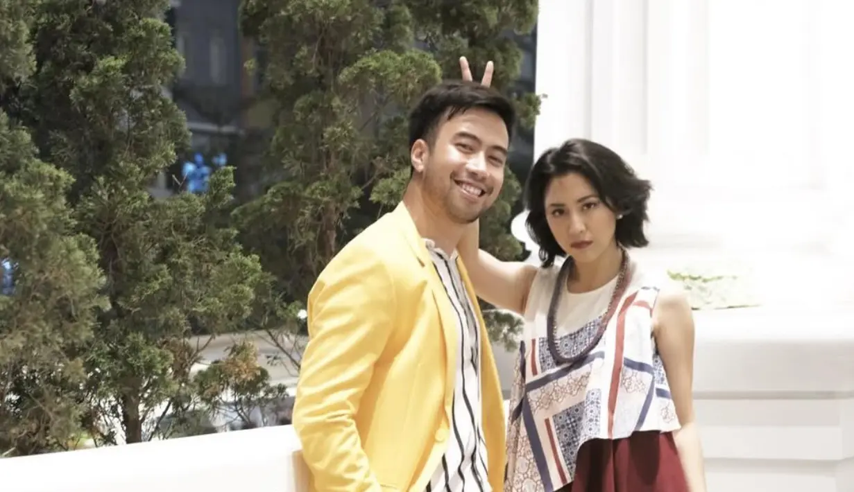 Sherina juga mengunggah beberapa foto jadul bersama Vidi, salah satunya saat Vidi mengenakan setelan kuning. [@sherinamunaf]