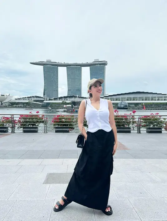 Angel Karamoy tampak mengunjungi beberapa tempat ikonik. Potret Angel Karamoy yang dibelakangnya tampak Marina Bay Sands. Selain itu juga mengunjungi, East Coast Park dan Orchard Road. [Instagram/realangelkaramoy]