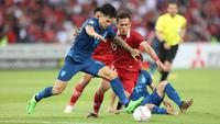 Pemain Timnas Thailand, Suphanan Bureerat (depan) berebut bola dengan pemain Indonesia, Egy Maulana Vikri dalam laga matchday ketiga Grup A Piala AFF 2022 di Stadion Utama Gelora Bung Karno, Senayan, Jakarta, Kamis (29/12/2022) sore WIB. (Bola.com/Bagaskara Lazuardi)