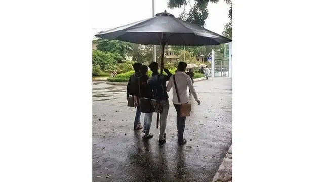 6 Kelakuan Unik Saat Menghindari Hujan Ini Bikin Geleng Kepala