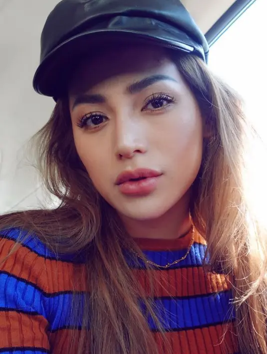 Selama berada di Amerika, Jessica Iskandar memang dibanjiri pujian karena penampilan barunya. Jedar mengubah rambut hitamnya menjadi pirang dan blonde. (Instagram/inijedar)