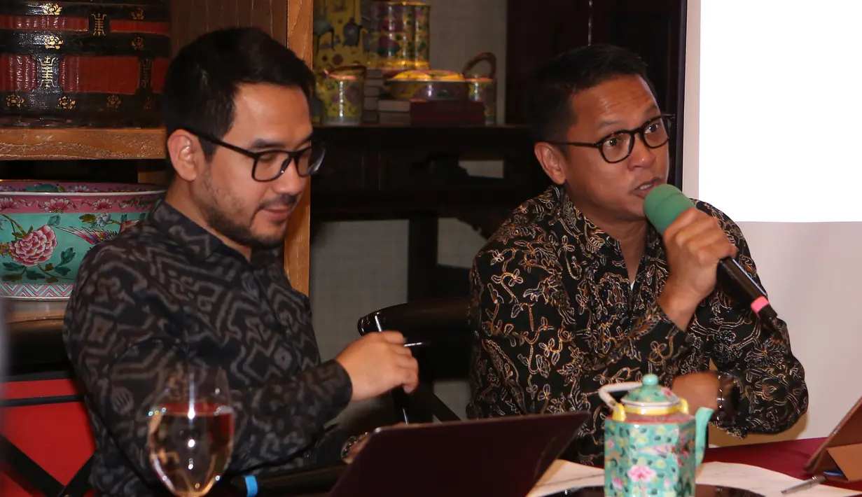 Dirut PT. MMI, Alvin Pattisahusiwa (kanan) saat memberikan paparan di Jakarta, Kamis (18/10). Melalui produk Kontrak Investasi Kolektif Dana Investasi Infrastruktur, MMI akan memperluas jangkauan investor ritel hingga asing. (Liputan6.com/HO/Wawan)