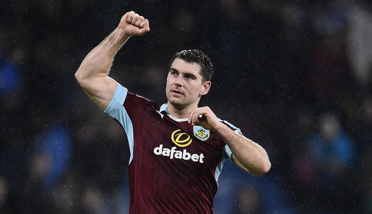 Sam Vokes, mencetak satu - satunya gol kemenangan untuk timnya Burnley saat melawan Leicester City pada lanjutan Premier League di Turf Moor, Burnley (31/1/2017).  (AFP/Oli Scarff)