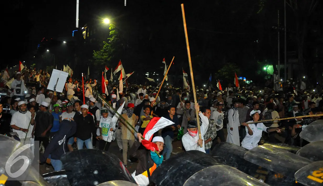 Massa Aksi Damai 4 November terlibat bentrok dengan petugas, Jakarta, Jumat (4/11). Belum diketahui apa yang menyebabkan terjadinya bentrokan. (Liputan6.com/Angga Yuniar)