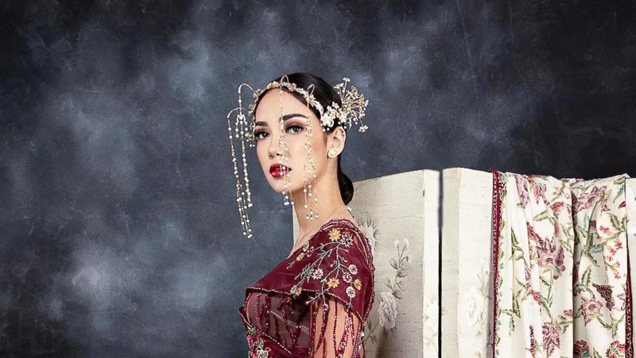 8 Gaya Anggun Haico Van Der Veken Rayakan HUT RI Pakai Busana Adat Betawi Peranakan