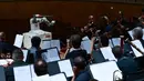 Robot YuMi  saat latihan sebelum konse  Lucca Philharmonic Orchestra di The Teatro Verdi di Pisa, Italia (12/9). (AFP Photo/Miguel Medina)