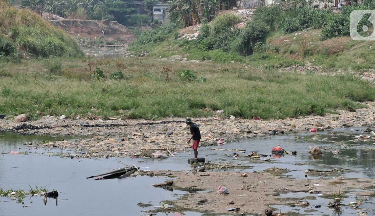 Warga menjala ikan di aliran Kali Bekasi yang menyurut di kawasan Margahayu, Bekasi, Jawa Barat, Selasa (8/10/2019). Menurunnya debit air mengakibatkan banyak ikan mati dan rawan tercemar limbah karena Kali Bekasi menjadi sumber air baku utama bagi PDAM Tirta Patriot. (merdeka.com/Iqbal Nugroho)