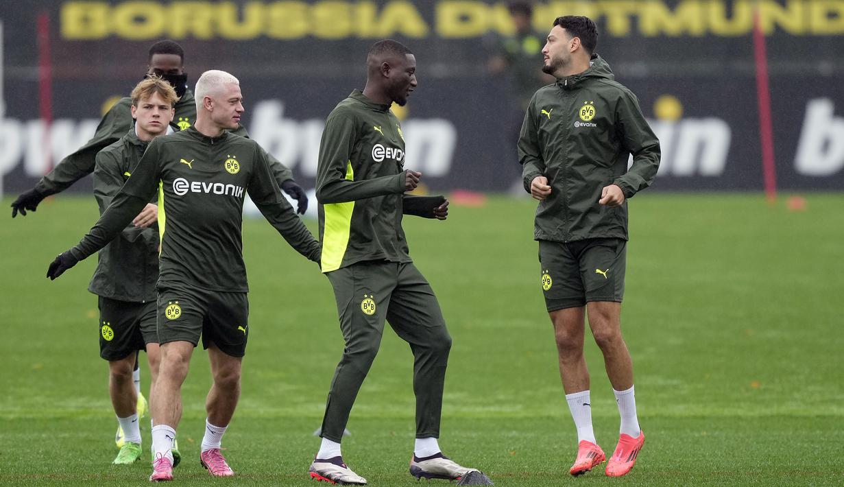 Ramy Bensebaini (kanan) dan para pemain Borussia Dortmund melakukan latihan menjelang laga lanjutan Liga Champions 2024/2025 melawan Real Madrid di tempat latihan Dortmund, Jerman, 21 Oktober 2024. (AP Photo/Martin Meissner)