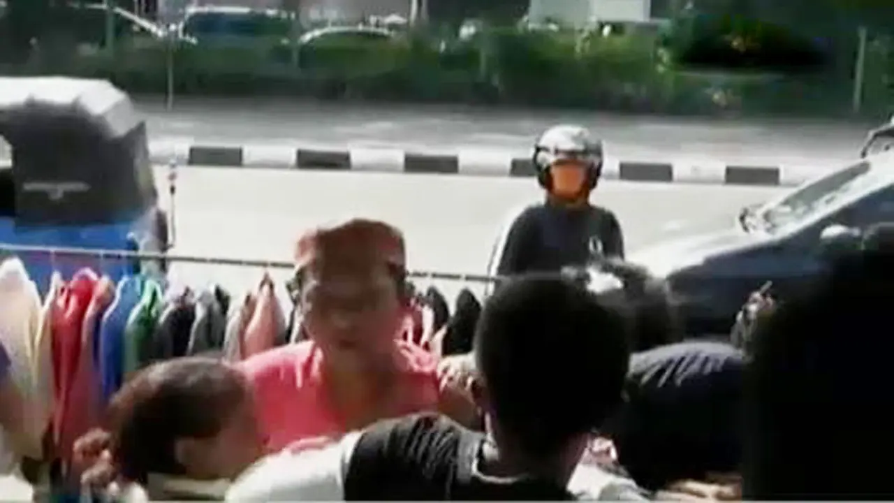 VIDEO: Ibu-Ibu Pedagang Pasar Senen Berebut Dapatkan Lapak