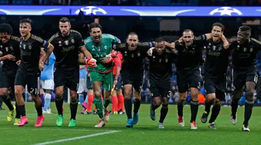 Para pemain Juventus merayakan kemanangan usai pertandingan melawan Manchester City pada laga penyisihan grup D Liga Champions di Etihad Stadium, Rabu (16/9/2015). Juventus mengalahkan Manchester City dengan skor 2-1. (Reuters/Phil Noble)