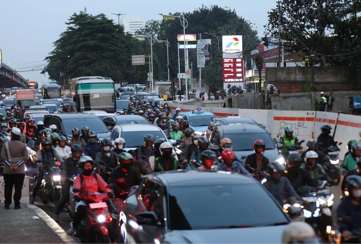 FOTO: Macet Horor di TB Simatupang, Gubernur DKI Ultimatum Proyek Galian Rampung Oktober