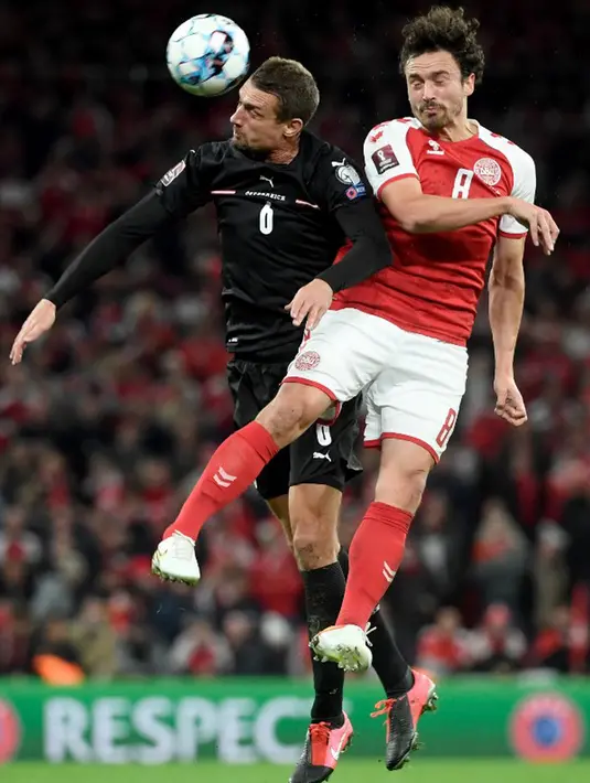 Pemain Austria Stefan Ilsanker (kiri) memperebutkan bola dengan pemain Denmark Thomas Delaney pada pertandingan Grup F kualifikasi Piala Dunia 2022 di Kopenhagen, Denmark, Selasa (12/10/2021). Denmark menang 1-0. (ROBERT JAEGER/APA/AFP)