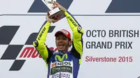 Pebalap Movistar Yamaha Valentino Rossi memenangi balapan MotoGP Inggris Raya di Sirkuit Silverstones, Minggu (30/8/2015).  (Liputan6.com/REUTERS/Darren Staples)