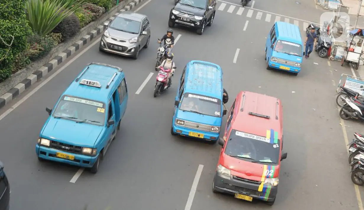 Sejumlah angkutan kota (angkot) melintasi jalan di kawasan Kota Depok, Jawa Barat, Senin (2/12/2019). Wali Kota Depok menyampaikan pada 2020, retribusi izin trayek angkot akan digratiskan sebagai upaya pemberdayaan dan kemudahan bagi angkot. (Liputan6.com/Immanuel Antonius)