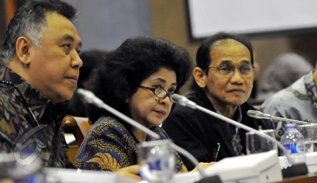 Menteri kesehatan, Nila F Moeloek mengikuti rapat kerja bersama komisi IX DPR RI di Jakarta, Senin (1/6/2015). Rapat membahas mengenai pembiayaan penyakit langka yang membutuhkan biaya besar seperti atresia bilier. (Liputan6.com/Andrian M Tunay)