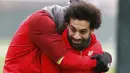 Penyerang Liverpool, Mohamed Salah, dipeluk Dejan Lovren saat mengikuti sesi latihan jelang laga Liga Champions di Melwood, Liverpool, Selasa (27/11). Liverpool akan berhadapan dengan Paris Saint-Germain. (AP/Martin Rickett)