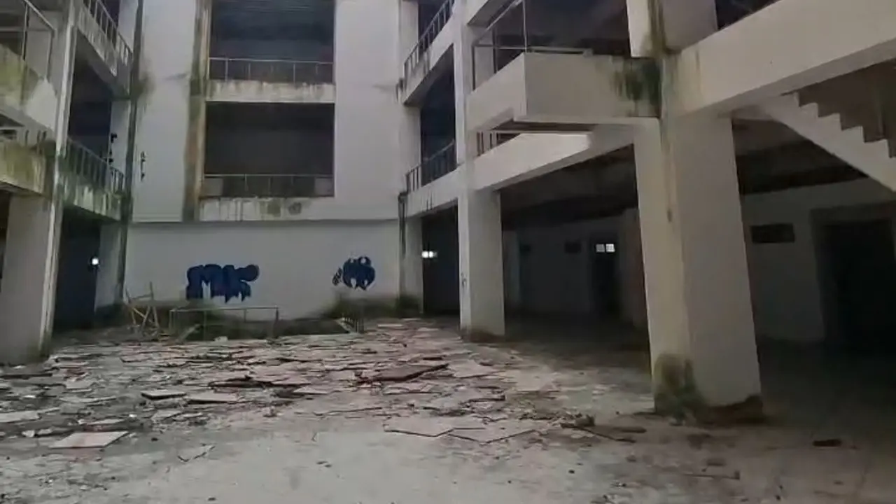 Gedung tua Pemkab Sukabumi jadi lokasi tongkrongan pelajar yang bolos sekolah. (Liputan6.com/Fira Syahrin)