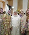 Mamah Dedeh bertemu dengan seluruh anggota keluarga Gen Halilintar. Pakaian yang dikenakan mamah Dedeh pun serasi dengan adik perempuan Atta yang kompak mengenakan kebaya dengan warna kuning. [@genifaruk]