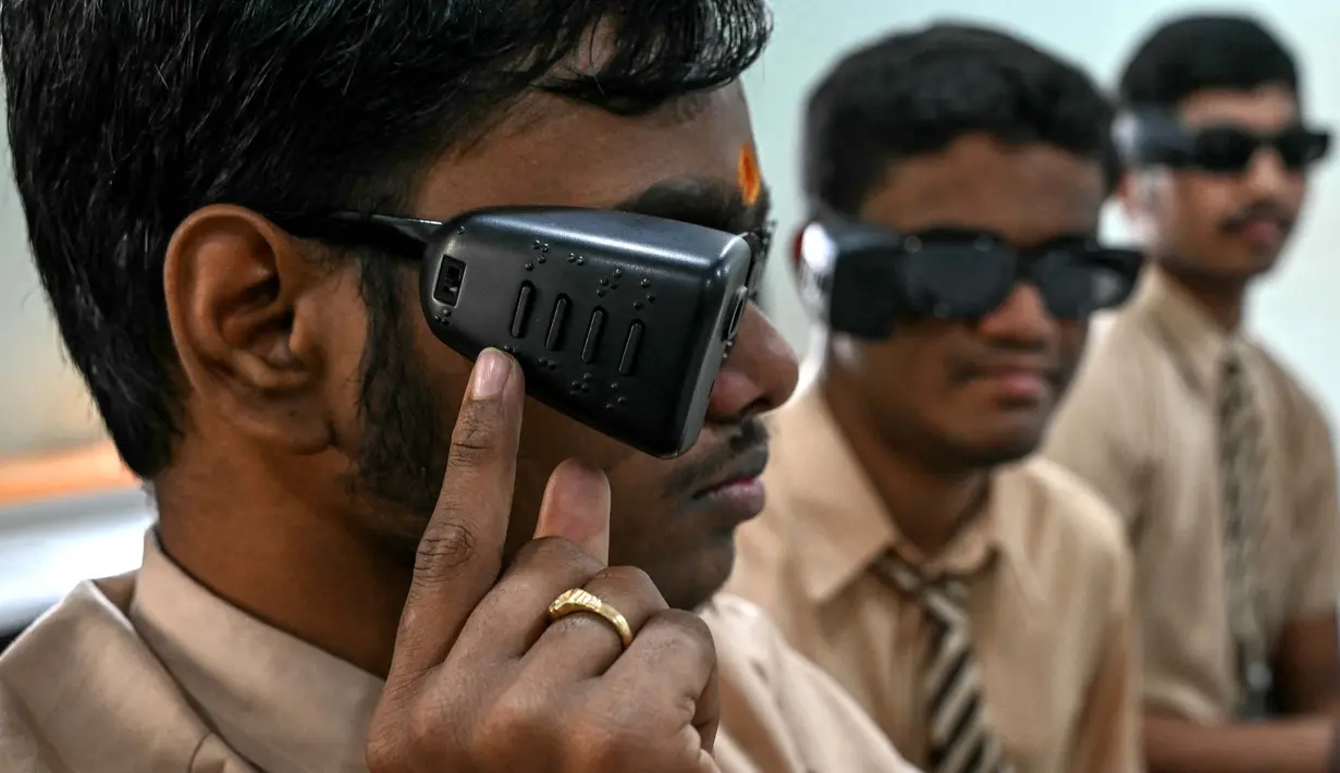 Kacamata pintar berteknologi AI tersebut dirancang untuk pengenalan wajah, objek, serta bantuan navigasi bagi para disabilitas netra. (NOAH SEELAM/AFP)