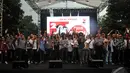 Dimotori oleh Slank, para musisi dan seniman ini mendukung Jokowi-JK dengan mengkampanyekan salam dua jari, Parkir Timur Senayan, Jakarta, Rabu (11/6/2014) (Liputan6.com/Johan Tallo)