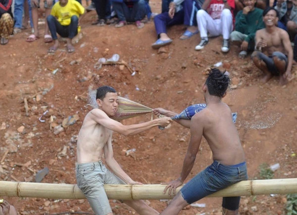 Semarak lomba gebuk bantal di Kalimalang