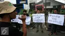 Aksi jurnalis dari AJI Yogyakarta saat berunjukrasa di depan Kantor Tempo Biro Jateng-Yogyakarta, (26/2). Aksi di gelar sebagai bentuk solidaritas atas atas pemecatan koresponden Tempo di Jayapura. (Liputan6.com/Boy Harjanto)